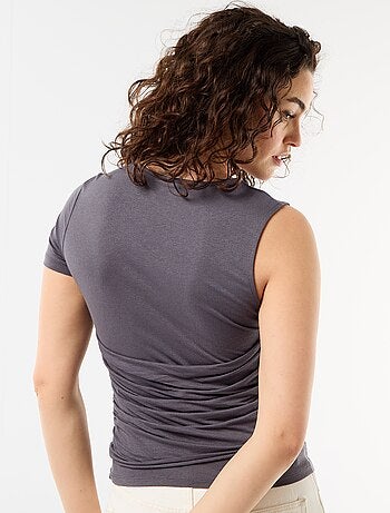 T-shirt asimmetrica con drappeggio sulla spalla