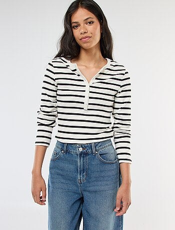 T-shirt basic a costine con collo alla tunisina