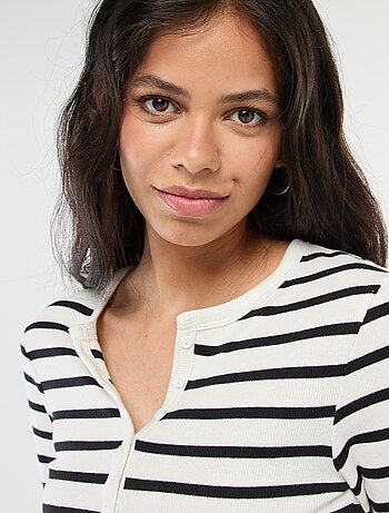 T-shirt basic a costine con collo alla tunisina