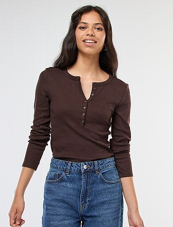 T-shirt basic a coste con collo tunisino