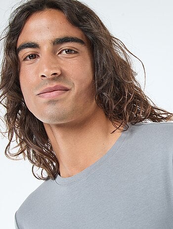 T-shirt basic a maniche lunghe e girocollo