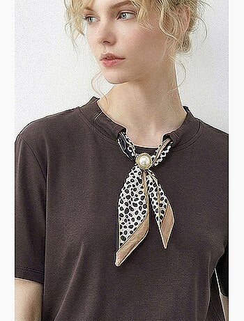 T-shirt basic girocollo con dettaglio accessorio lucci
