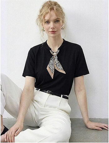T-shirt basic girocollo con dettaglio accessorio lucci