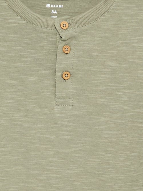 T-shirt basica con collo alla tunisina - Kiabi T-shirt basica con collo alla tunisina - Kiabi