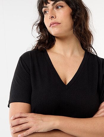 T-shirt basico scollo a V e maniche corte