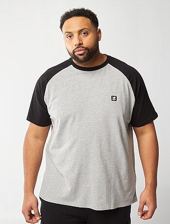 T-shirt bicolore con maniche corte raglan