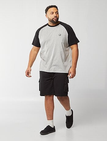 T-shirt bicolore con maniche corte raglan