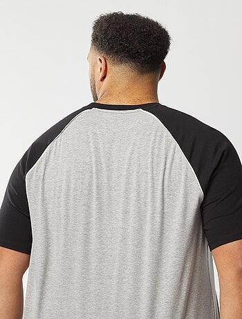 T-shirt bicolore con maniche corte raglan