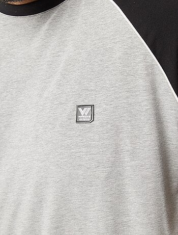 T-shirt bicolore con maniche corte raglan