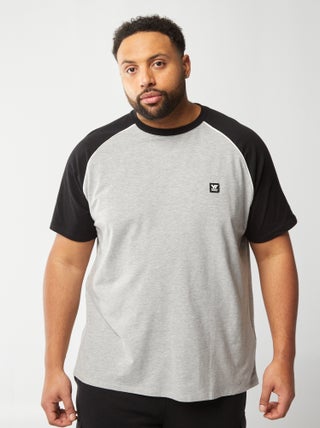T-shirt bicolore con maniche corte raglan