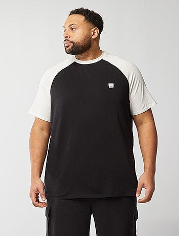 T-shirt bicolore con maniche corte raglan