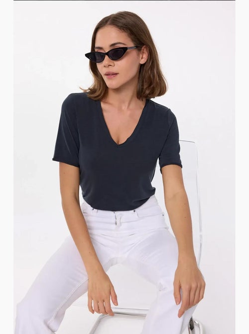T-shirt casual con scollo a v e maniche corte hiccup - Kiabi T-shirt casual con scollo a v e maniche corte hiccup - Kiabi