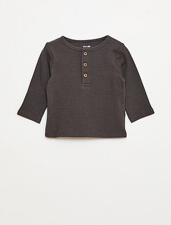 T-shirt collo serafino in tessuto goffrato