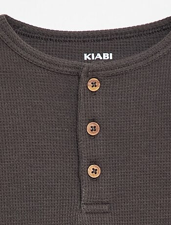T-shirt collo serafino in tessuto goffrato