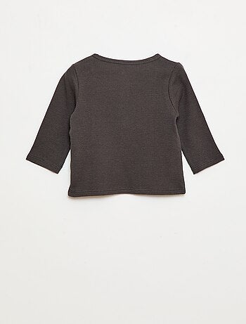 T-shirt collo serafino in tessuto goffrato