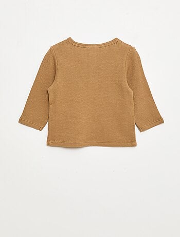 T-shirt collo serafino in tessuto goffrato