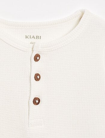 T-shirt collo serafino in tessuto goffrato
