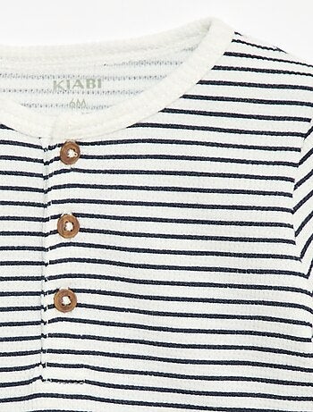 T-shirt collo serafino in tessuto goffrato