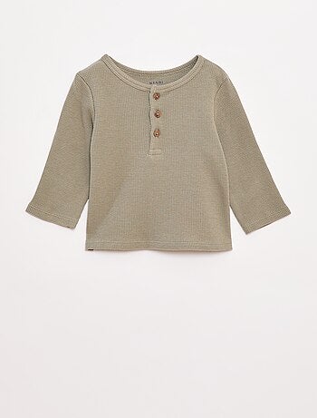 T-shirt collo serafino in tessuto goffrato