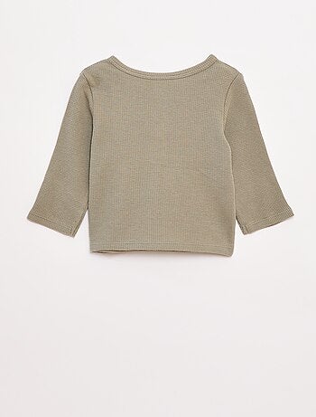 T-shirt collo serafino in tessuto goffrato