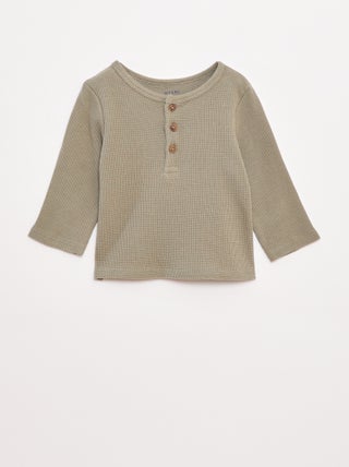 T-shirt collo serafino in tessuto goffrato