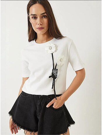 T-shirt con accessorio floreale e stemma lucci