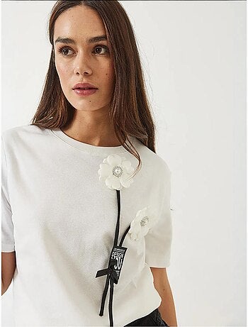 T-shirt con accessorio floreale e stemma lucci