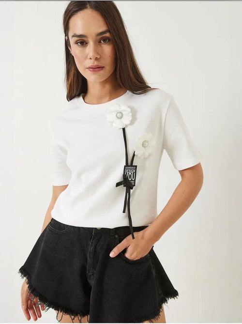T-shirt con accessorio floreale e stemma lucci - Kiabi