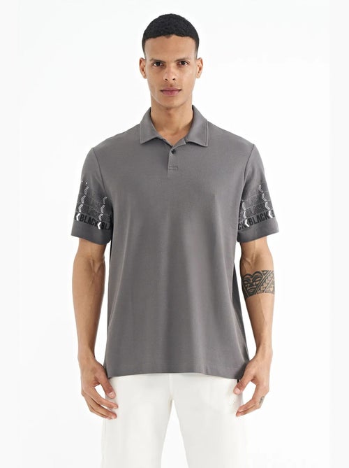 T-shirt con colletto polo stampata tommy - Kiabi T-shirt con colletto polo stampata tommy - Kiabi