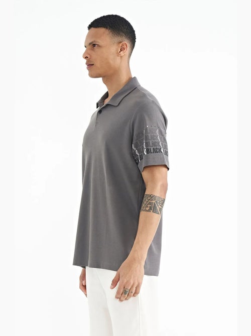 T-shirt con colletto polo stampata tommy - Kiabi T-shirt con colletto polo stampata tommy - Kiabi