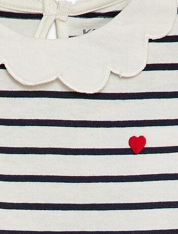 T-shirt con colletto rotondo arricciato