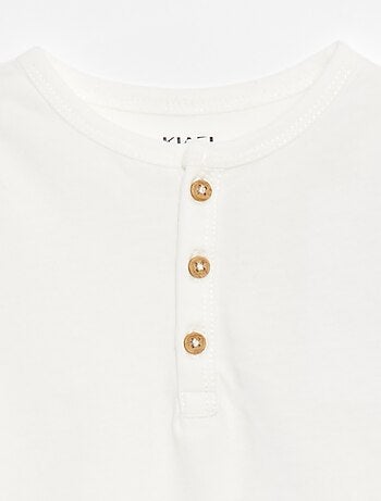 T-shirt con collo serafino