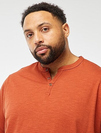 T-shirt con collo serafino