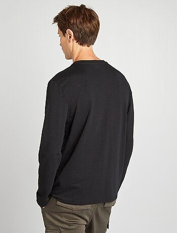 T-shirt con collo serafino