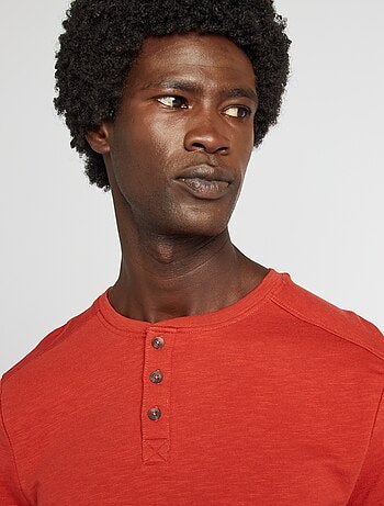 T-shirt con collo serafino