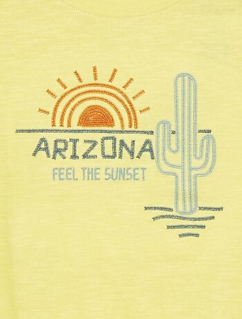 T-shirt con cut out fantasia e ricami