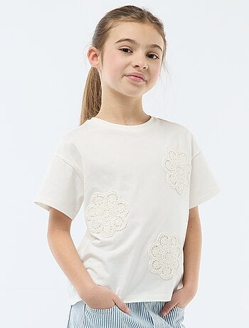 T-shirt con fiori in macramè