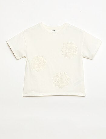 T-shirt con fiori in macramè