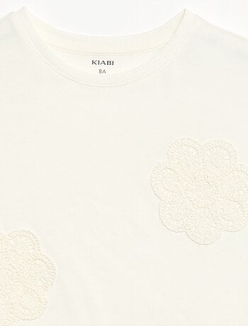 T-shirt con fiori in macramè