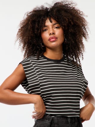 T-shirt con giromanica ampio
