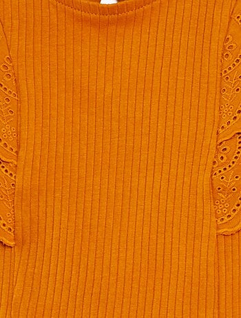 T-shirt con maniche ricamate