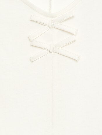 T-shirt con nodi decorativi