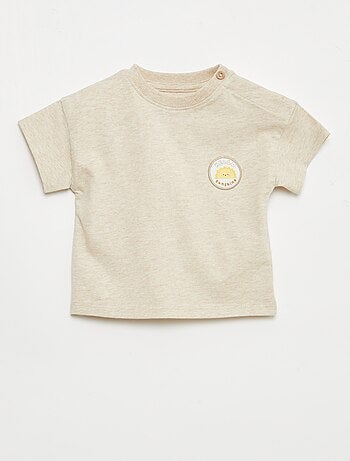 T-shirt con ricamo sul petto