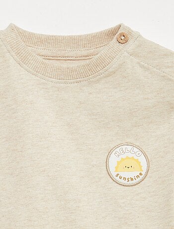 T-shirt con ricamo sul petto