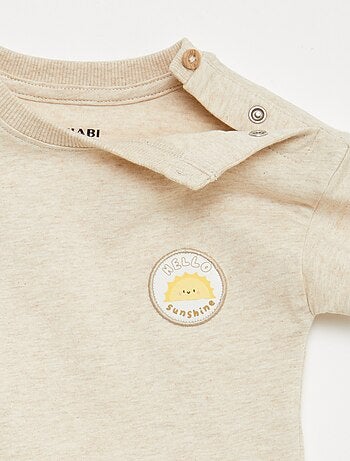 T-shirt con ricamo sul petto