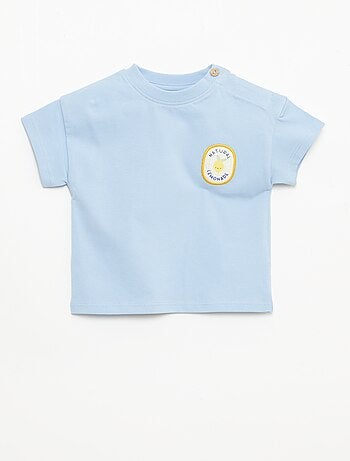 T-shirt con ricamo sul petto