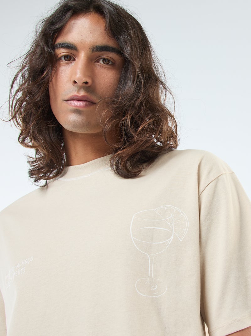T-shirt con ricamo sul petto e stampata dietro Beige - Kiabi