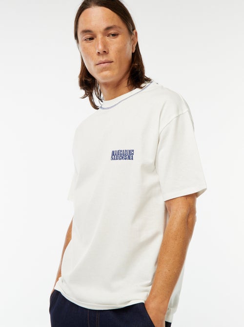 T-shirt con ricamo sul petto e stampata dietro - Kiabi