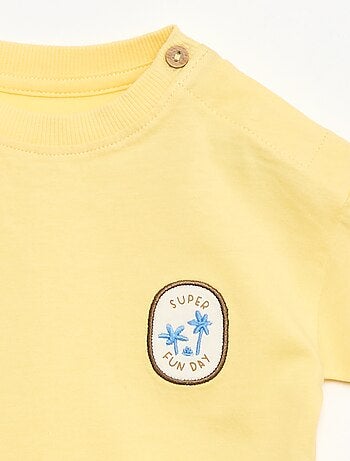 T-shirt con ricamo sul petto