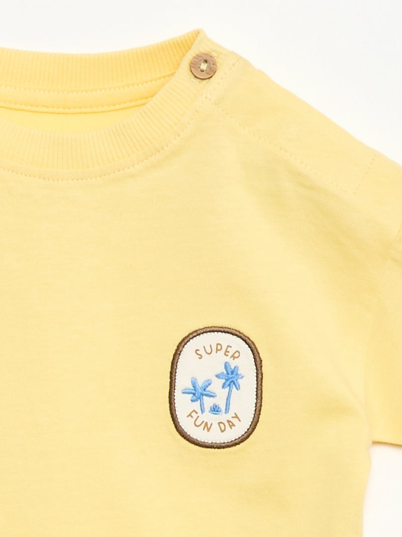 T-shirt con ricamo sul petto Giallo - Kiabi